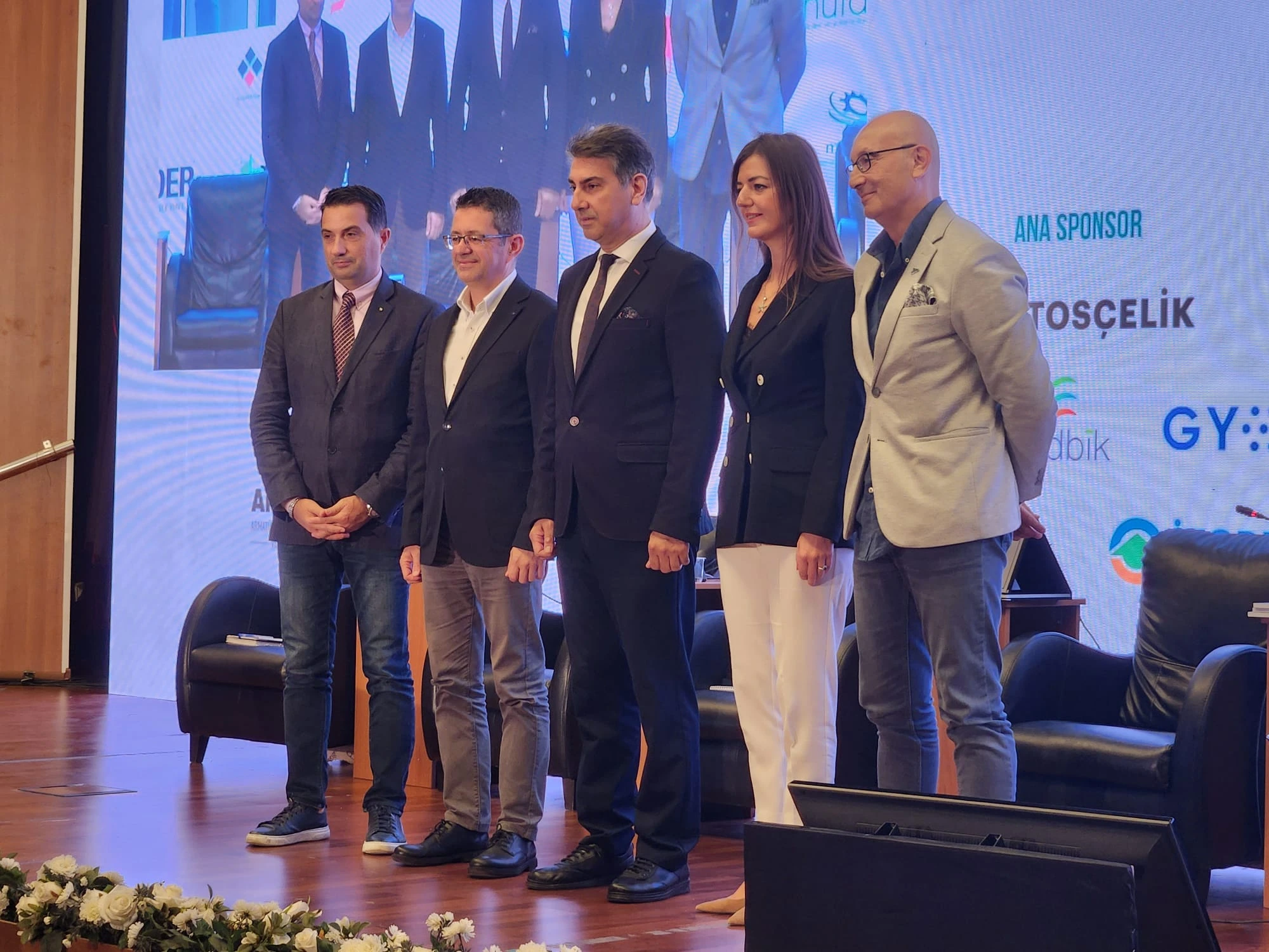 (Soldan sağa) Prof. Dr. Ali Hepşen, Ömer Barlas Ülkü, Ahmet Yüksel Karahan, Makbule Yönel Maya, Dr. Haldun Ersen | Yapılarda Dönüşüm Zirvesi